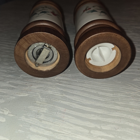 Wooden Pepper and Salt Grinder Set with Floral Design Mr Dudley Winterberry - Picture 4 of 4